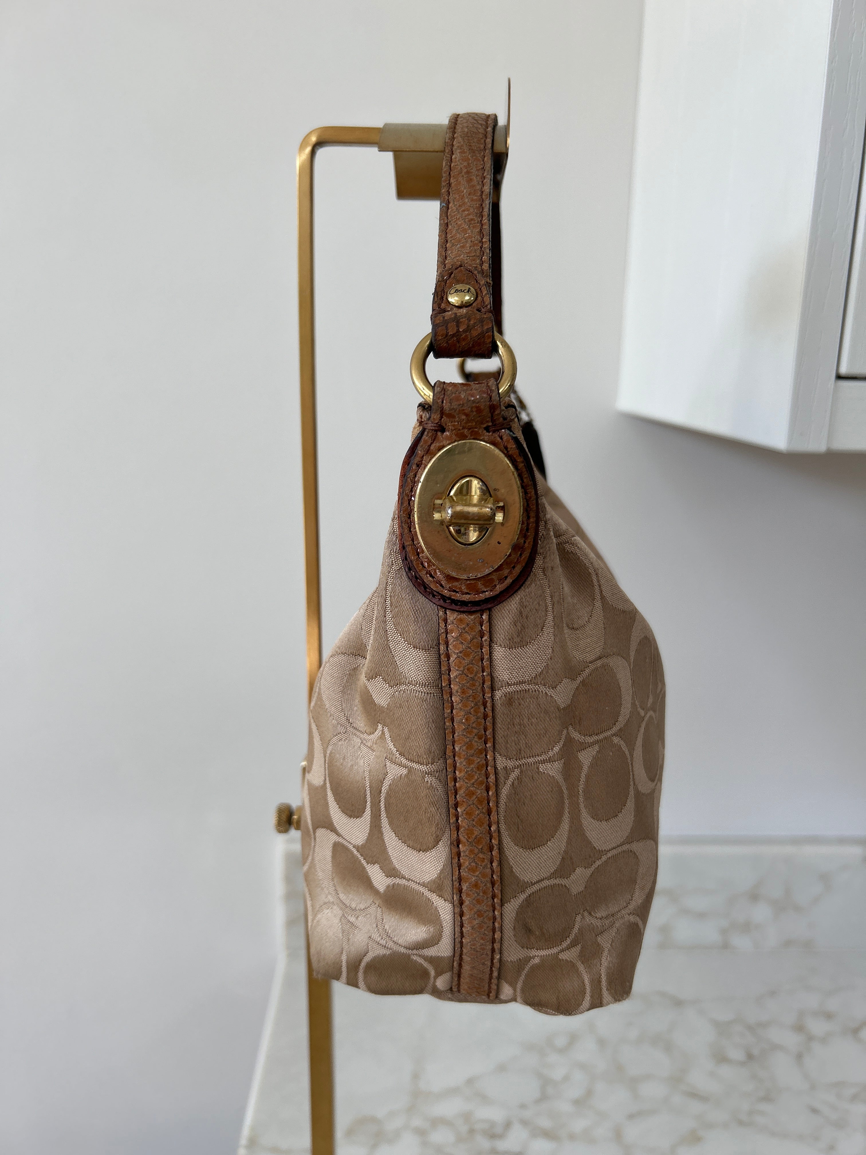 Vintage Coach turnlock shoulder bag
