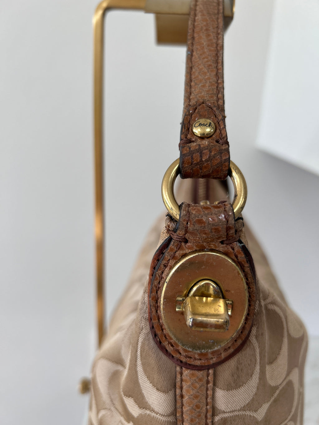 Vintage Coach turnlock shoulder bag