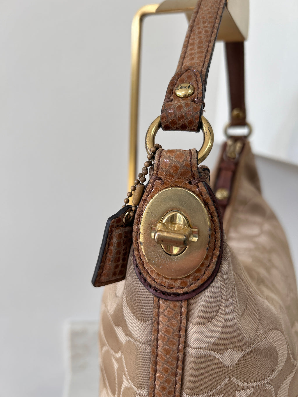 Vintage Coach turnlock shoulder bag