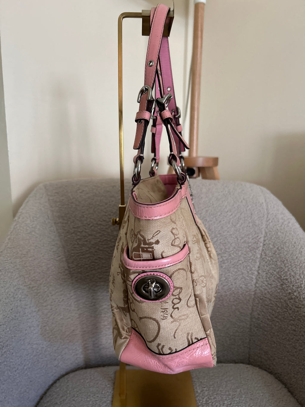 Vintage Coach horse and carriage pink leather shoulder bag