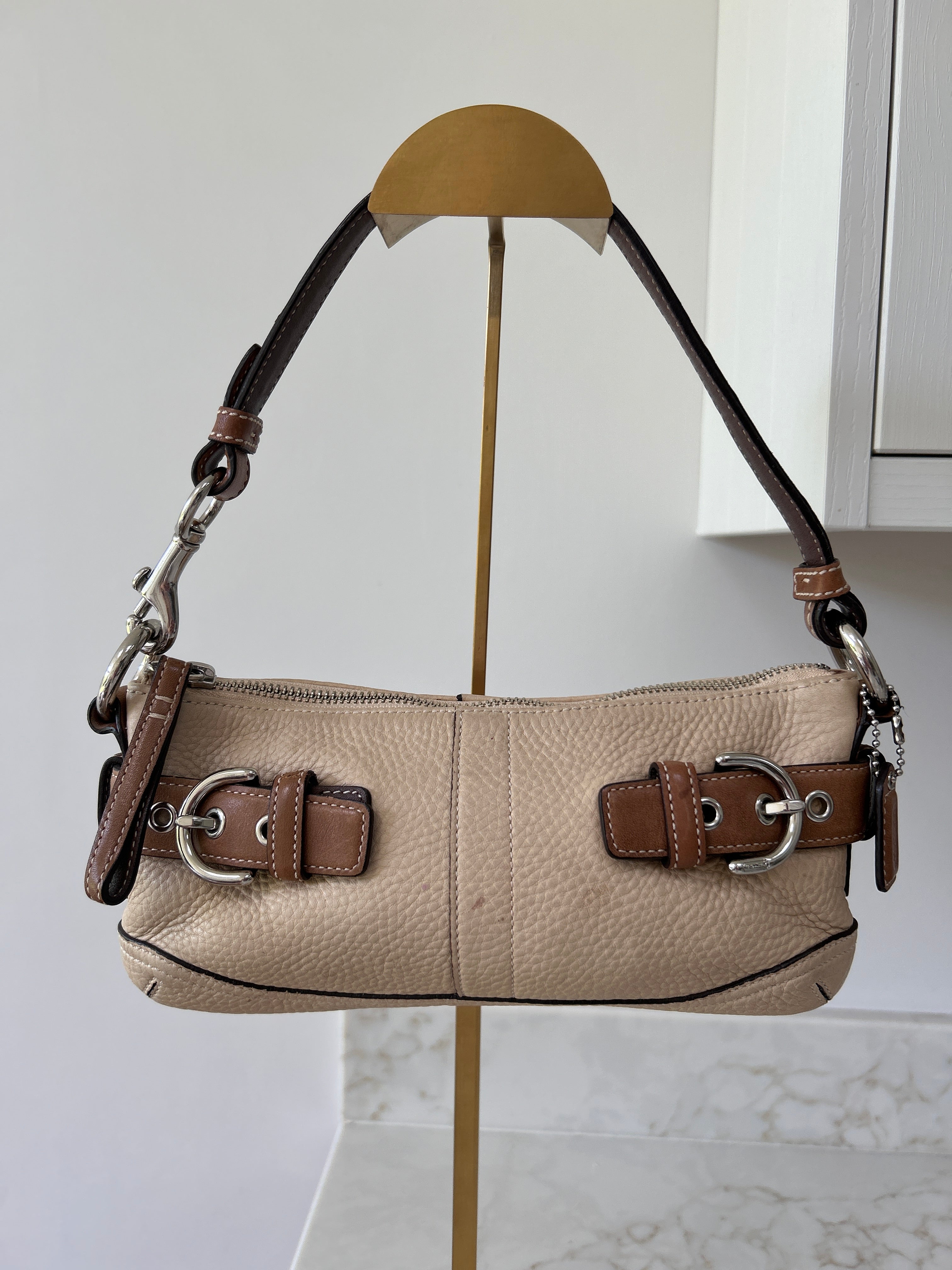 Vintage Coach beige leather baguette shoulder bag