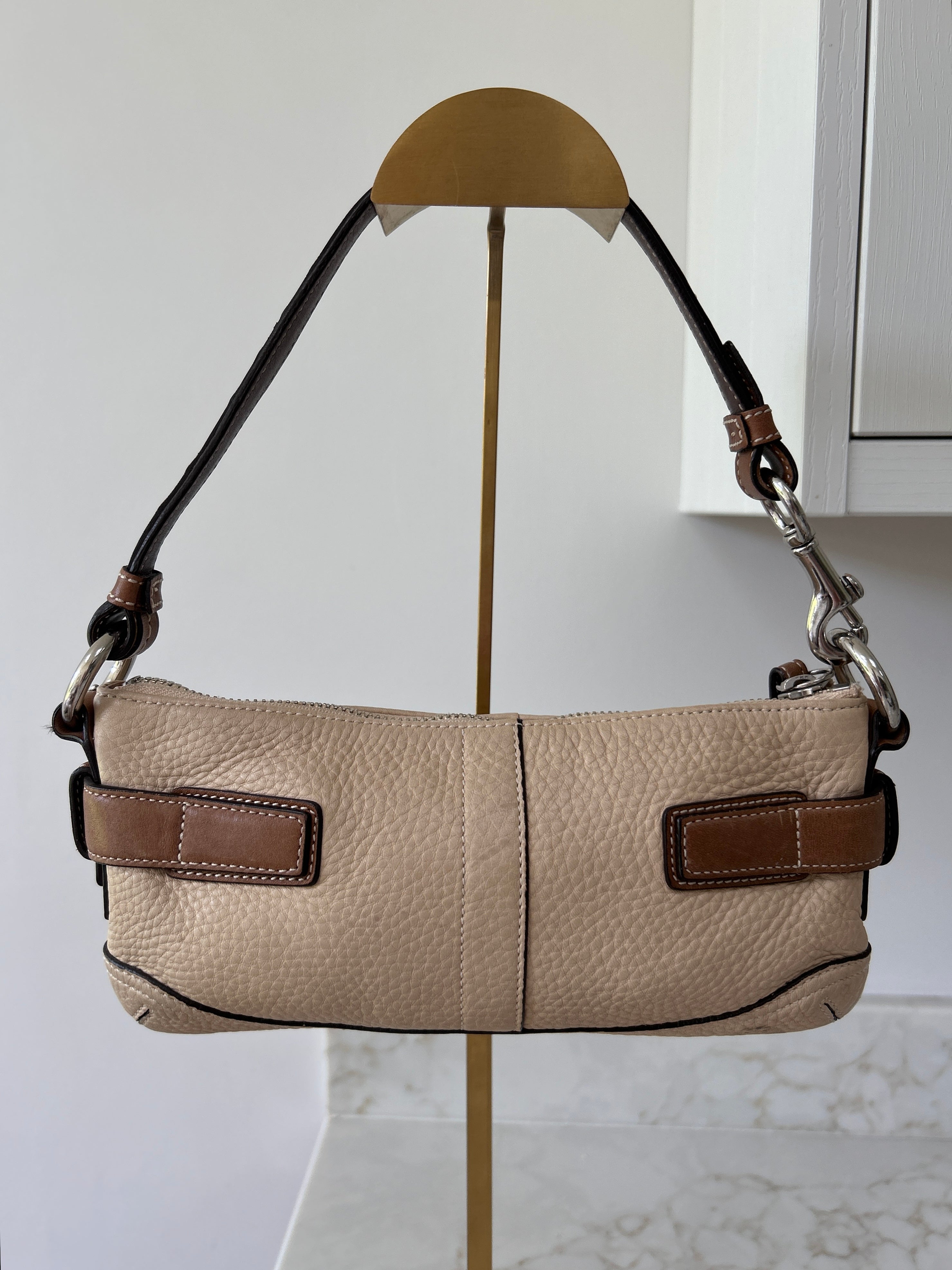 Vintage Coach beige leather baguette shoulder bag