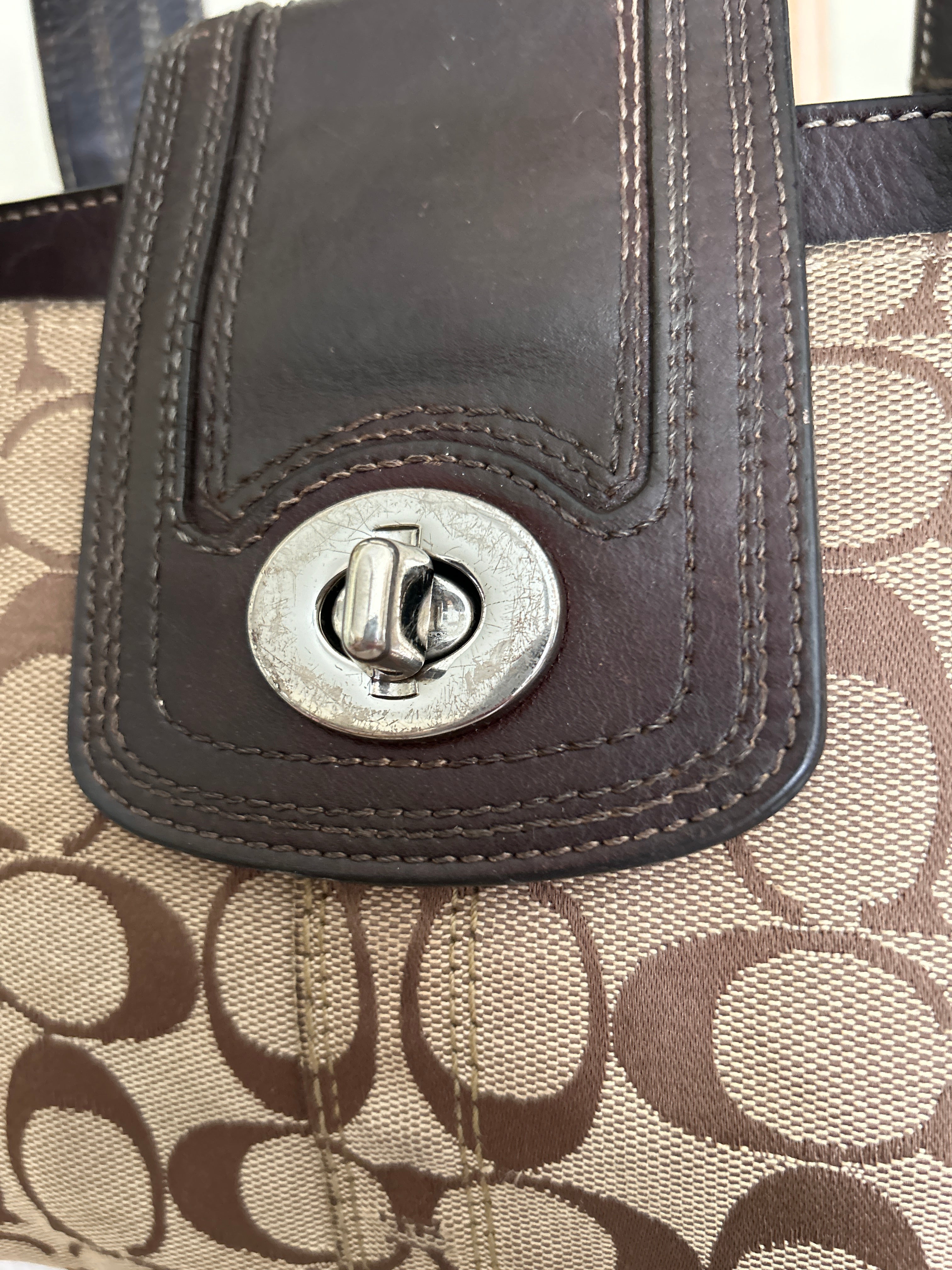 Vintage Coach turnlock shoulder bag