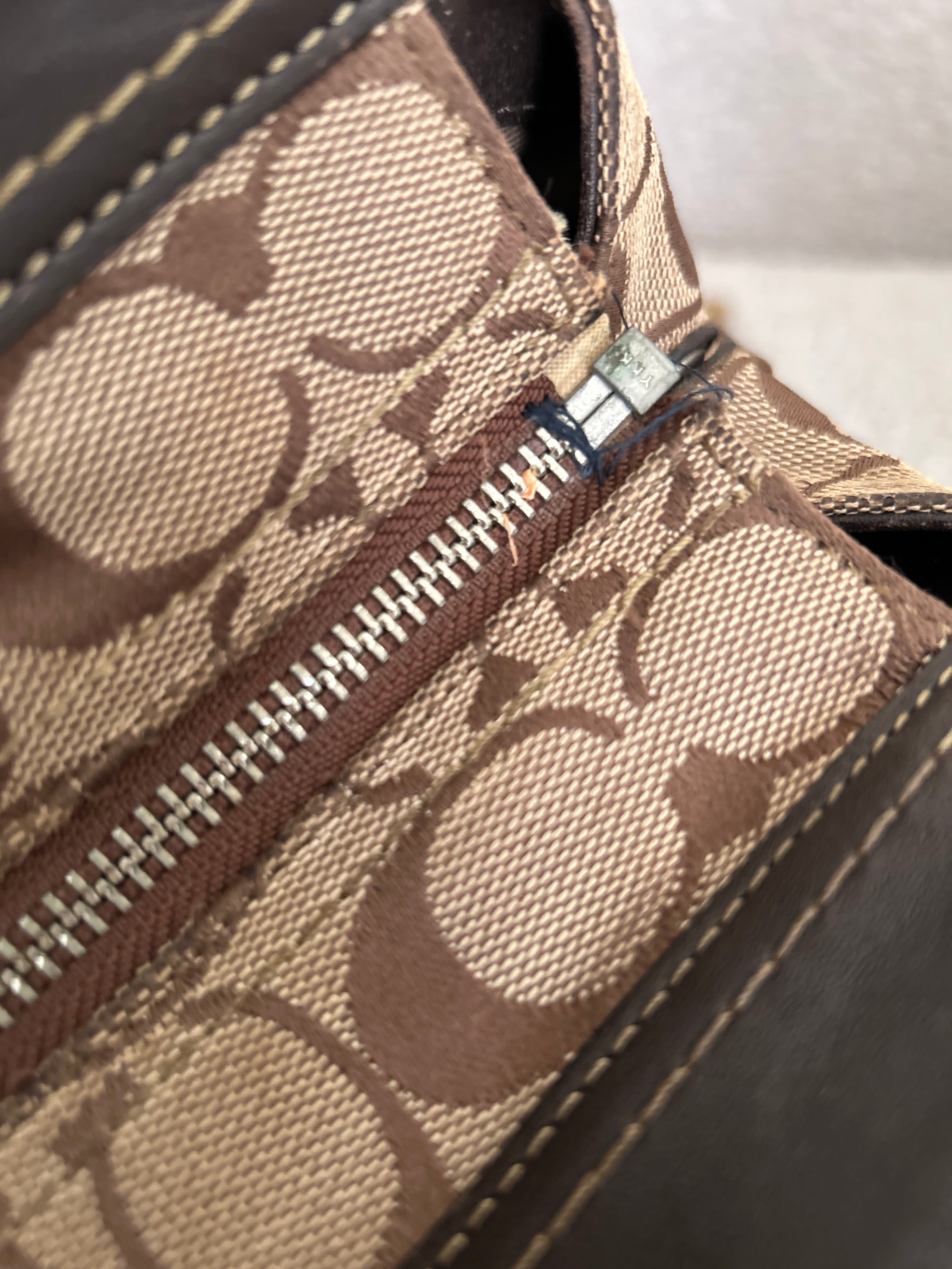 Vintage Coach turnlock shoulder bag
