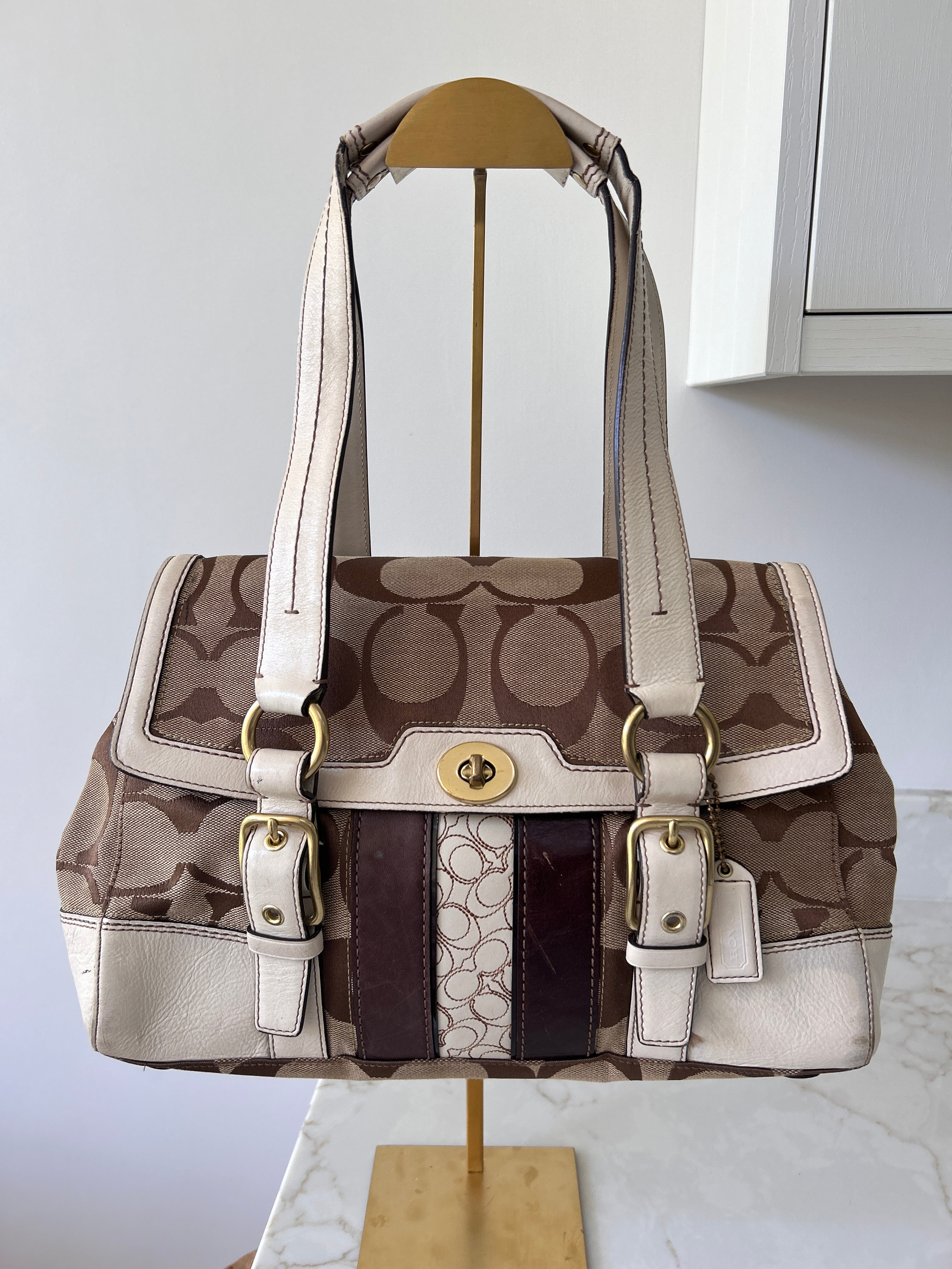 Vintage Coach turn lock shoulder bag