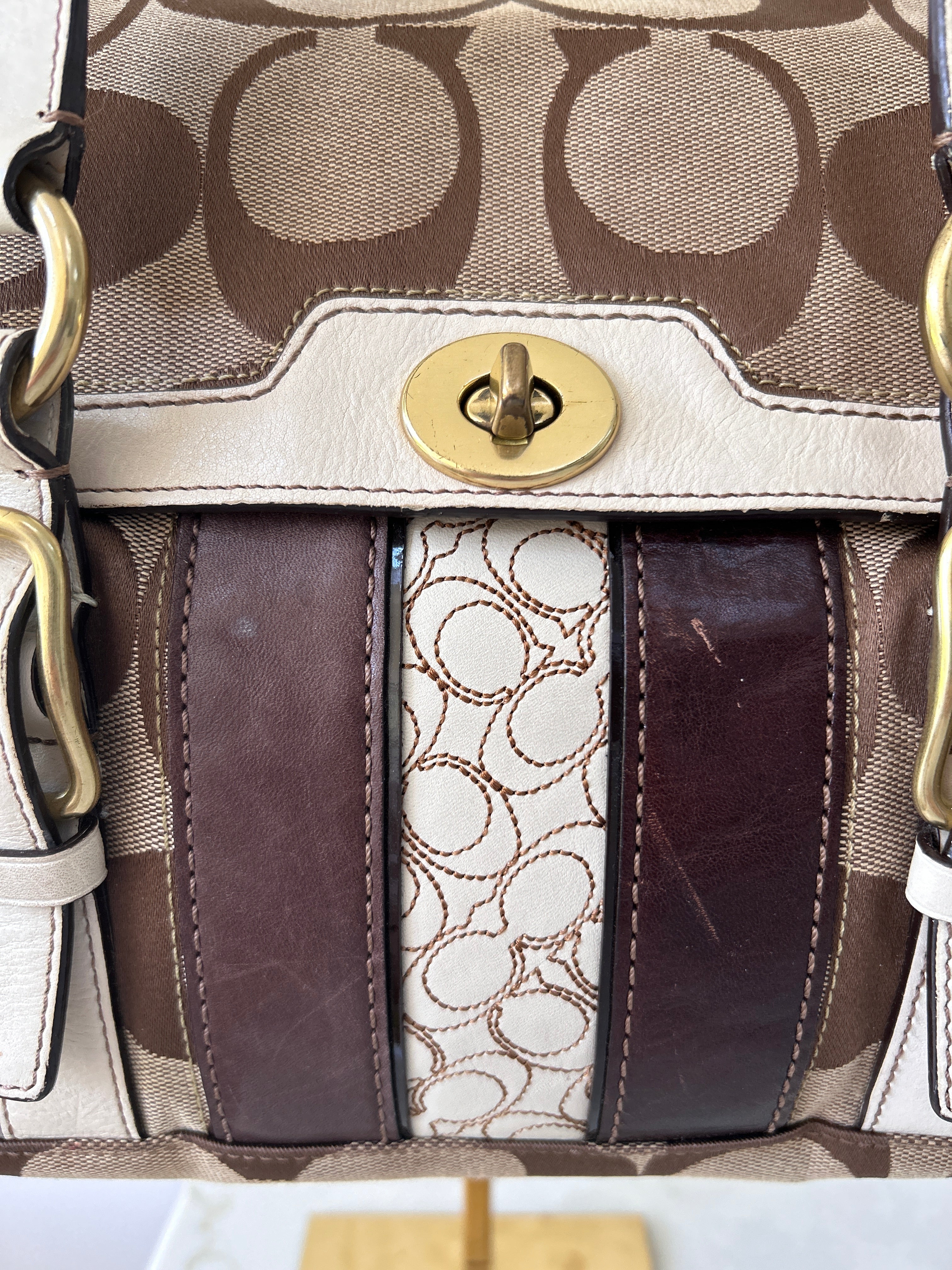 Vintage Coach turn lock shoulder bag