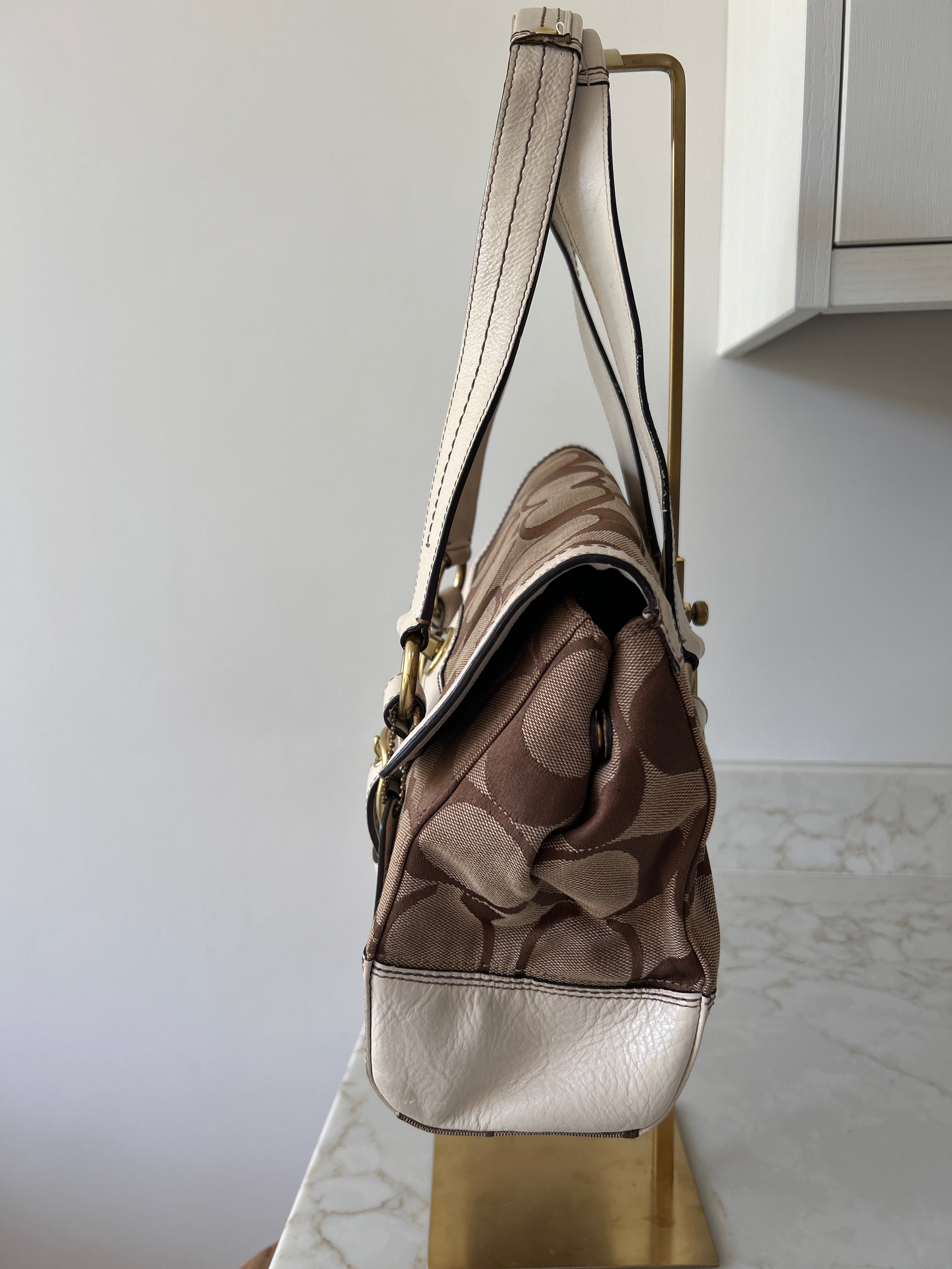 Vintage Coach turn lock shoulder bag