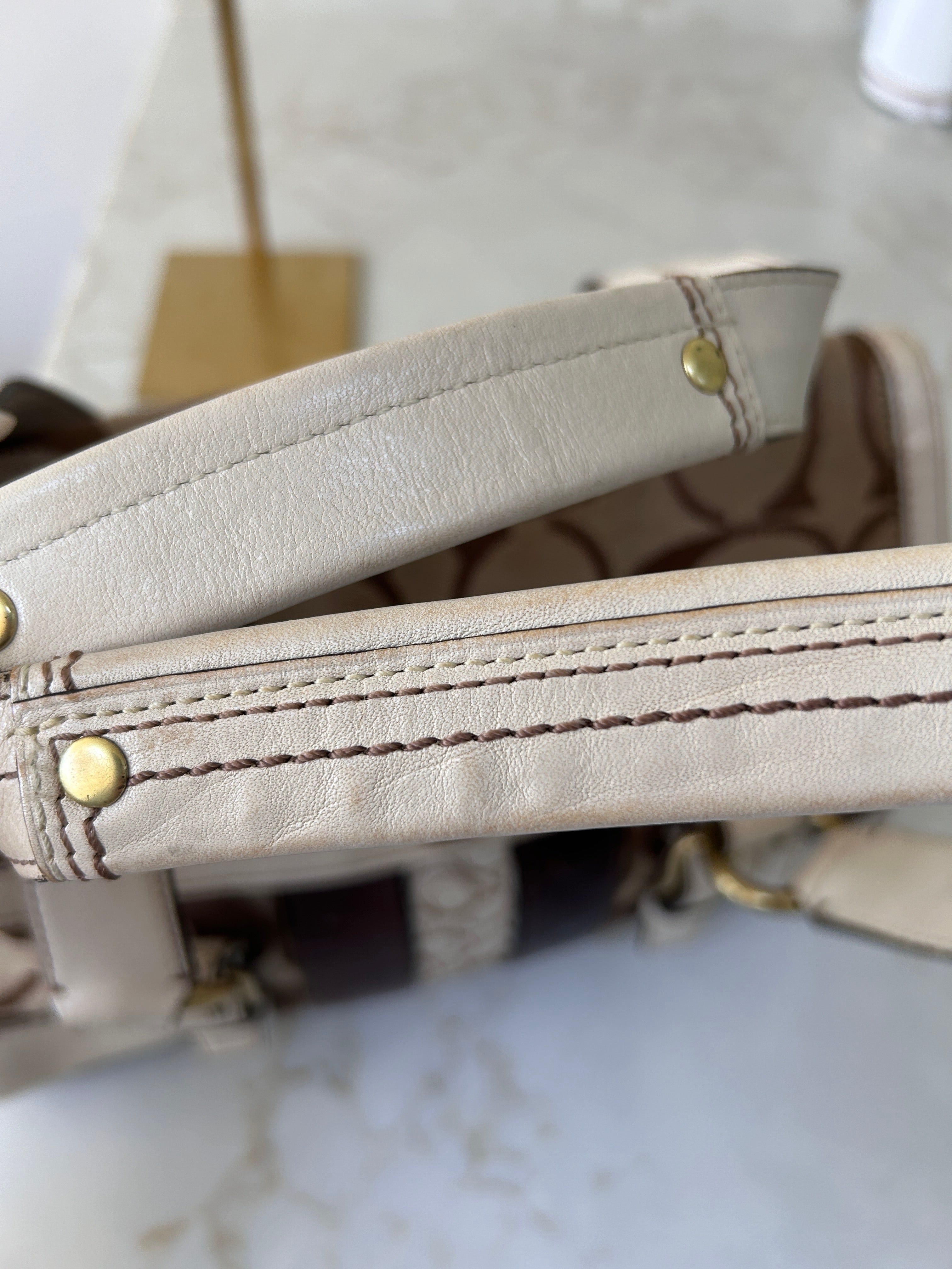 Vintage Coach turn lock shoulder bag